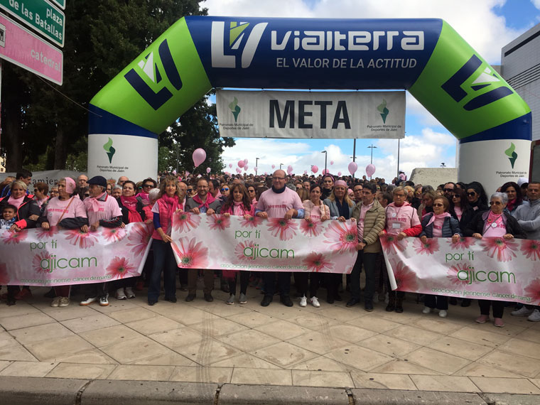 Centenares de personas se suman a la octava edición de la Marcha ‘Jaén se viste de rosa’