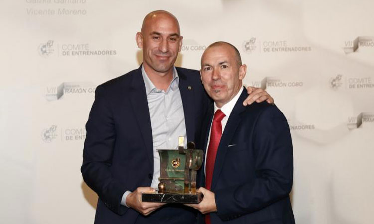Dani Rodríguez recibe su galardón como mejor entrenador de fútbol sala en los Premios ‘Ramón Cobo’