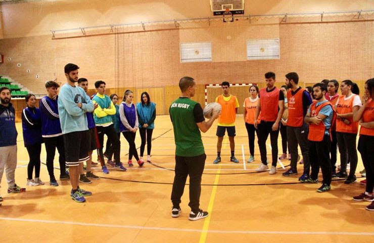 Jaén Rugby promociona su deporte con una clase de iniciación entre alumnos de la UJA