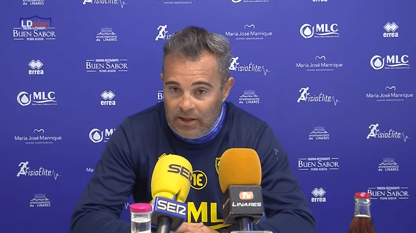 El entrenador del Linares Deportivo, Juan Arsenal, analiza en rueda de prensa la previa contra el River Melilla