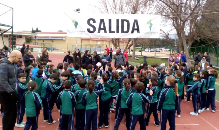 La carrera infantil de San Antón reúne a unos 850 escolares en La Salobreja