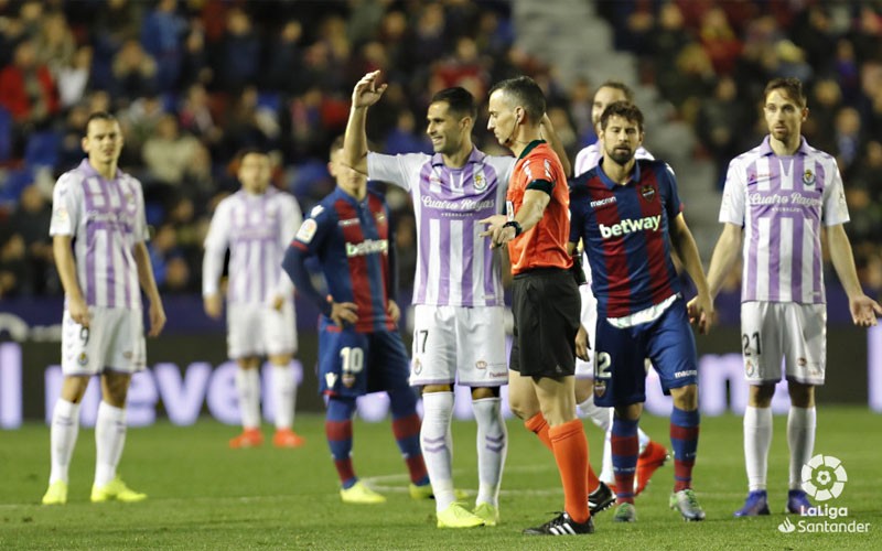 El Real Valladolid, molesto con el VAR Javi Moyano protesta al colegiado una decisión