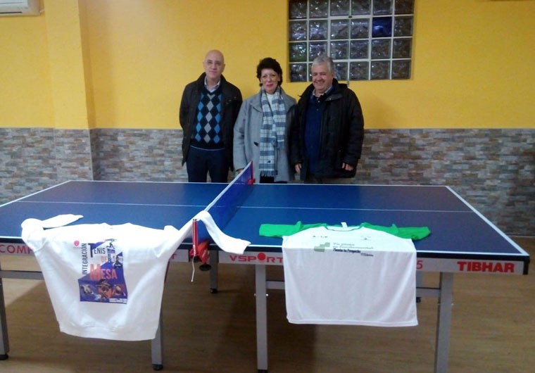 La Asociación Síndrome de Down en Jaén recibe la donación de una mesa de la Federación Andaluza de tenis de mesa