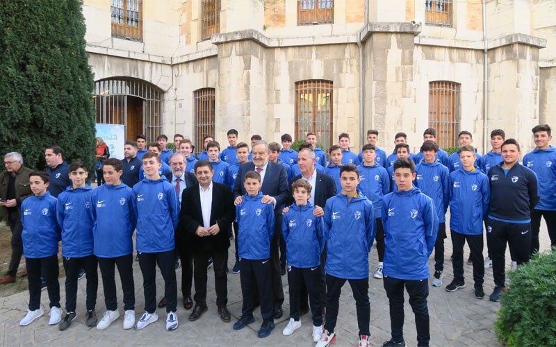Jugadores de las selecciones de Jaén junto a responsables de la RFAF y Diputación de Jaén
