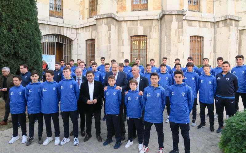 Los jóvenes futbolistas participantes en el Club Salud de la RFAF Jugadores de las selecciones de Jaén junto a responsables de la RFAF y Diputación de Jaén