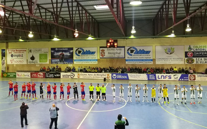 Jugadores de Mengíbar FS y Córdoba Futsal saludan al público