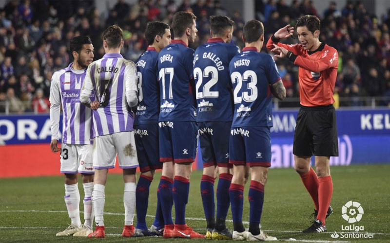 Munuera Montero coloca una barrera en el choque entre Real Valladolid y SD Huesca