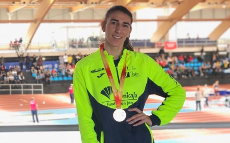 Elena María Paulano con su medalla de bronce en el nacional sub-20 de pista cubierta