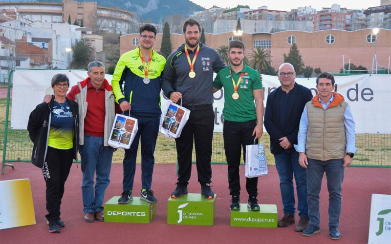 Éxito rotundo del Campeonato de España de Invierno de Lanzamientos Largos celebrado en Jaén Atletas y autoridades en el podio de los ganadores en lanzamiento de martillo