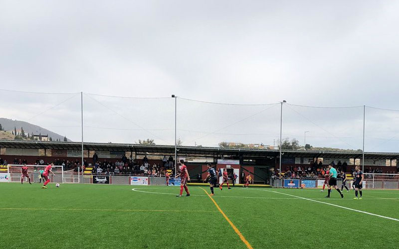 La UDC Torredonjimeno cae derrotada con un gol rodeado de polémica Jugadores de CD RIncón y UDC Torredonjimeno durante el partido