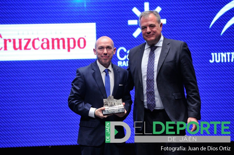 Dani Rodríguez recibe su premio al mejor entrenador