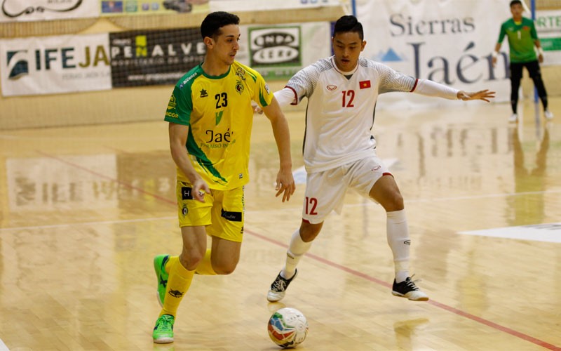 El Jaén FS goleó a la selección nacional de Vietnam Piqueras, del Jaén FS, conduce un balón en el partido ante Vietnam