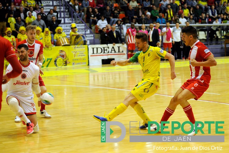 Jordi Campoy, del Jaén FS, chuta a puerta ante el Cartagena. Jaén FS y Cartagena empatan a tres goles en La Salobreja.