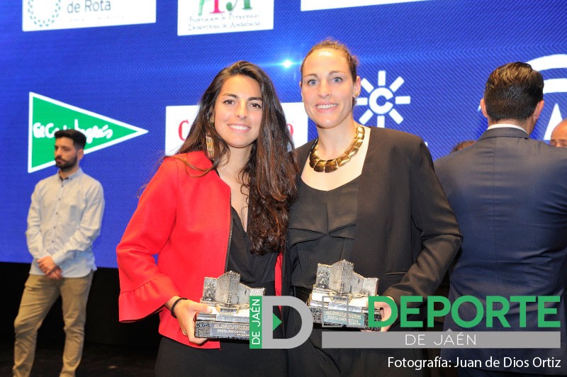 María Ángeles Ruiz y Carmen Cano con su premio