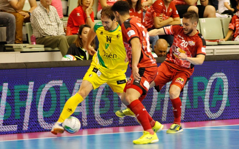 Intenso duelo entre Jaén FS y ElPozo Murcia Un jugador del Jaén FS regatea a dos de ElPozo Murcia