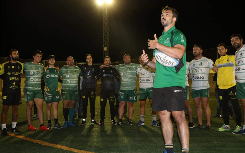 Rafa Teruel dando indicaciones a los jugadores del Jaén Rugby