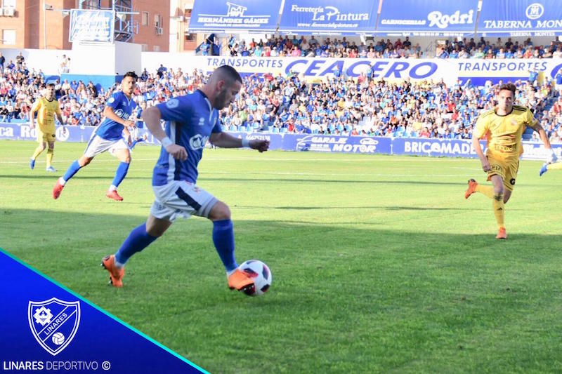 Los penaltis hacen seguir soñando al Linares con la Segunda B