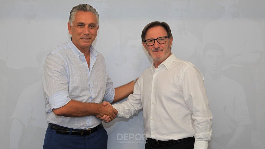 El técinco jiennense Juan Antonio Anquela firma como entrenador del Depor Anquela en su presentación como entrenador del Deportivo de La Coruña