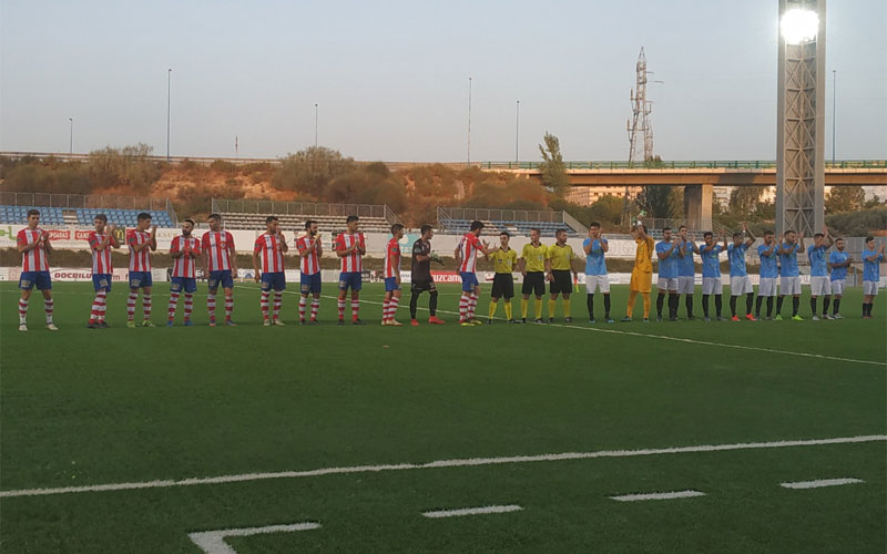 Jugadores de UDC Torredonjimeno y Ciudad de Lucena saludan al público