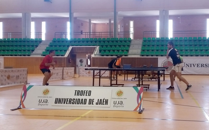 La Universidad de Jaén lanza su trofeo deportivo Jugadores disputando un partido de tenis de mesa