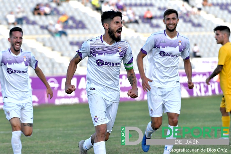 El Real Jaén golea con contundencia al Vélez