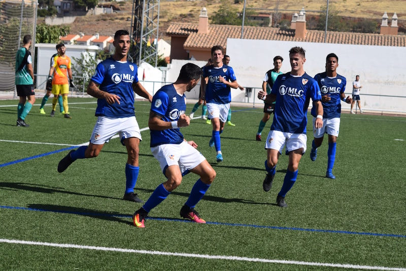 El Linares Deportivo pasa de la goleada a sufrir para ganar al Huétor Vega
