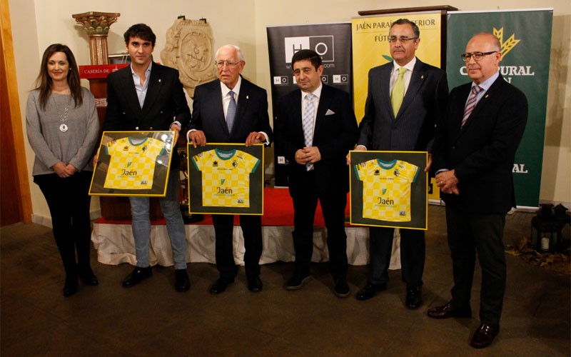 El Jaén FS entrega tres nuevas insignias de oro y brillantes