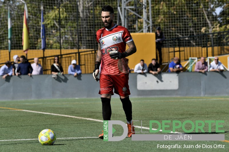 Álvaro seguirá defendiendo la portería del Mancha Real una temporada más