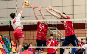 Raúl Muñoz rematando un balón en un partido de voleibol