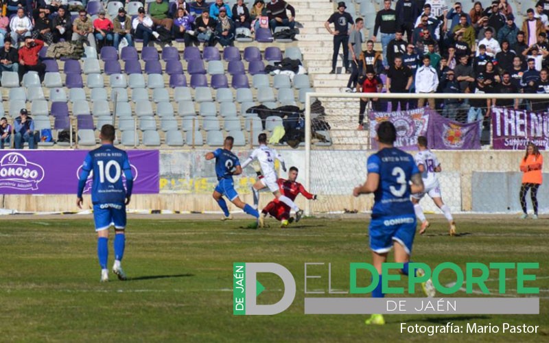 El Linares ejerce de líder y arrolla al Real Jaén en su estadio