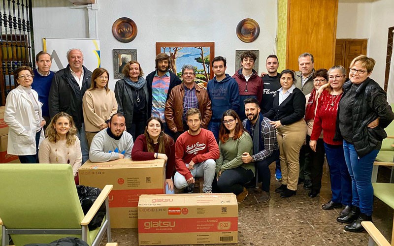 Donación solidaria de alumnos de la UJA a Aprompsi tras participar en la San Antón