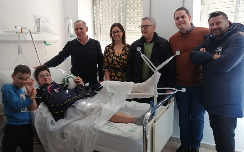 La delegación de Jaén de la RFAF visita a los niños del Hospital Materno Infantil