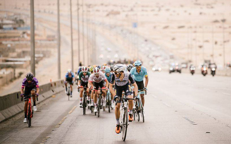 Díaz Gallego estrena temporada y maillot en un Tour de Arabia no apto para escaladores