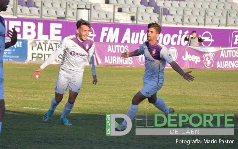 El Real Jaén supera al Mancha Real y alarga su buen momento