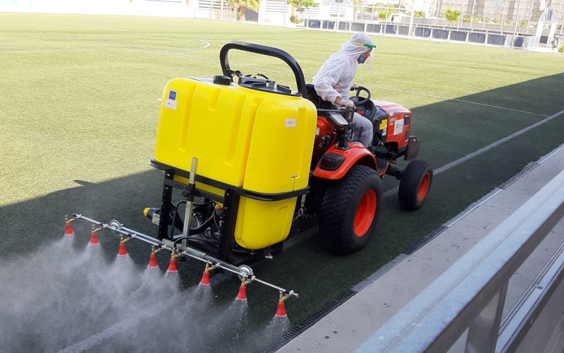 Primeros trabajos de desinfección de la RFAF en campos de fútbol