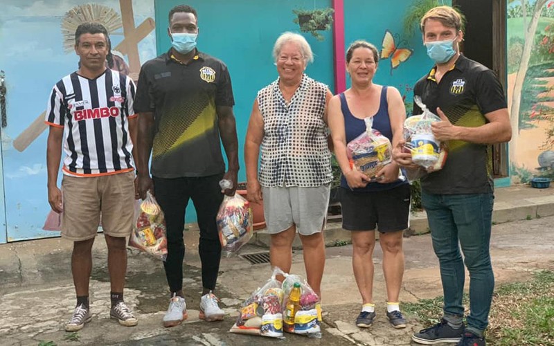 El técnico jiennense Juan Cortés muestra su cara más solidaria en El Salvador