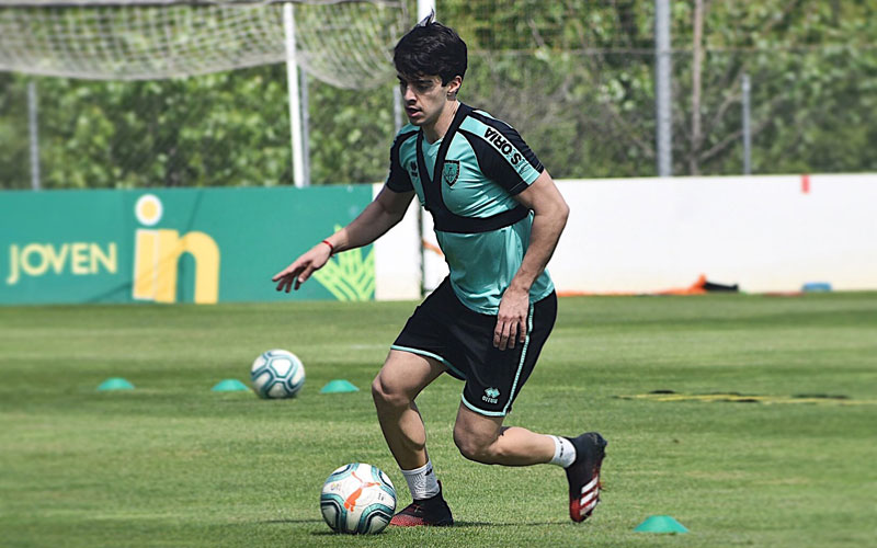 álvaro aguado en un entrenamiento con el cd numancia