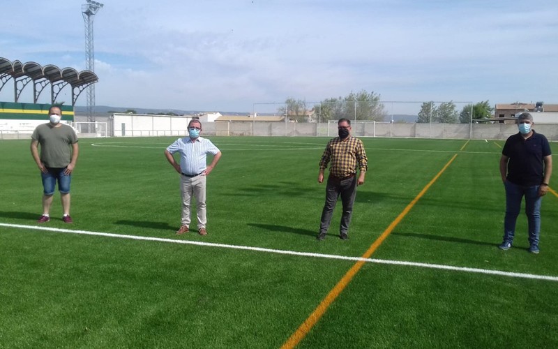 Finalizan los trabajos de renovación del campo de fútbol de Baños de la Encina