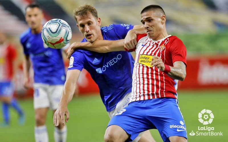 carlos hernández en un partido con el real oviedo