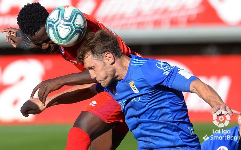 carlos hernández en un partido con el oviedo