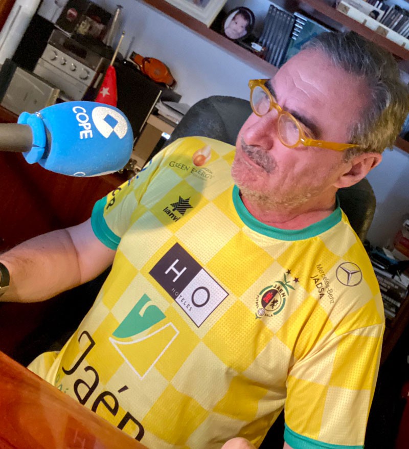 Carlos Herrera, periodista de Cope con la camiseta del Jaén Paraíso Interior