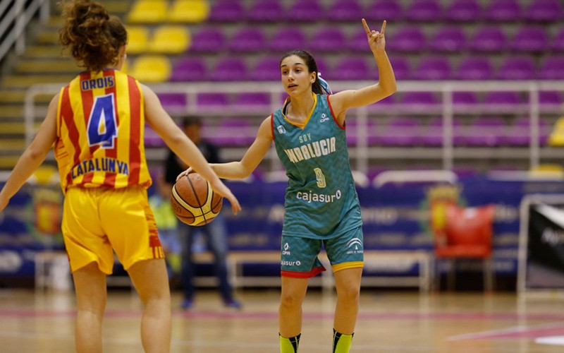 carlota en un partido con la selección andaluza de baloncesto femenino