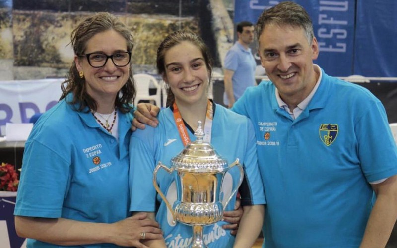 carlota con la copa de españa conseguida con estudiantes movistar