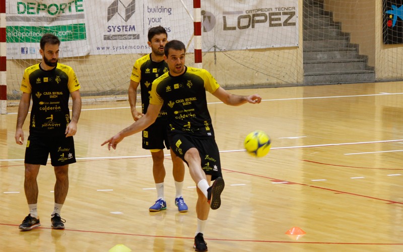 jugadores del jaén paraíso interior en una sesión de entrenamiento
