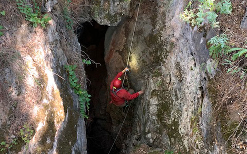 El Grupo de Espeleología de Villacarrillo descubre una sima de 165 metros de profundidad