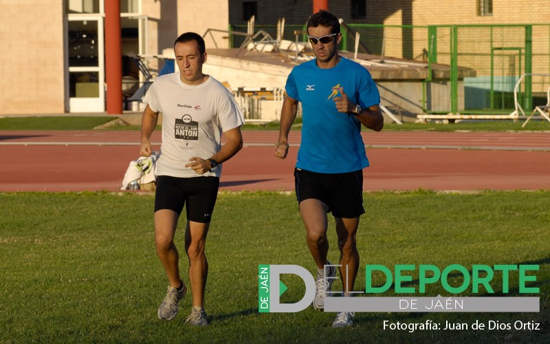 dos deportistas corren en instalaciones deportivas municipales de jaén