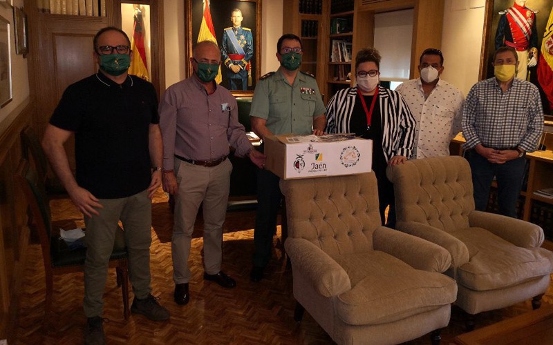 entrega de mascarillas solidarias del jaén fs a la guardia civil