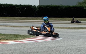 juan luis real conduciendo su kart en una prueba