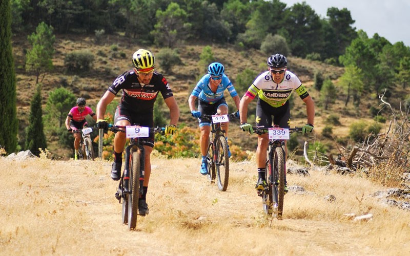 ciclistas en la última edición del maratón btt de cazorla