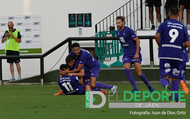 jugadores del real jaén celebran un gol